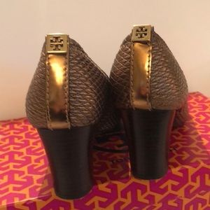 TORY BURCH BRONZE HEELS